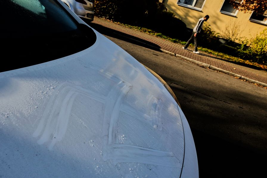 Полицията в Германия разследва появата на свастики, изрисувани с човешка кръв