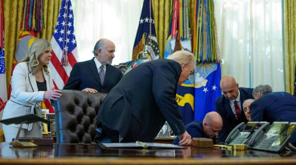 Мъж припадна зад Тръмп по време на пресконференция в Белия дом (ВИДЕО)