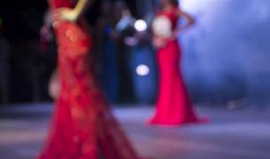 "Мис Украйна" падна на сцената по време на конкурса „Мис Земя 2025“ (ВИДЕО)