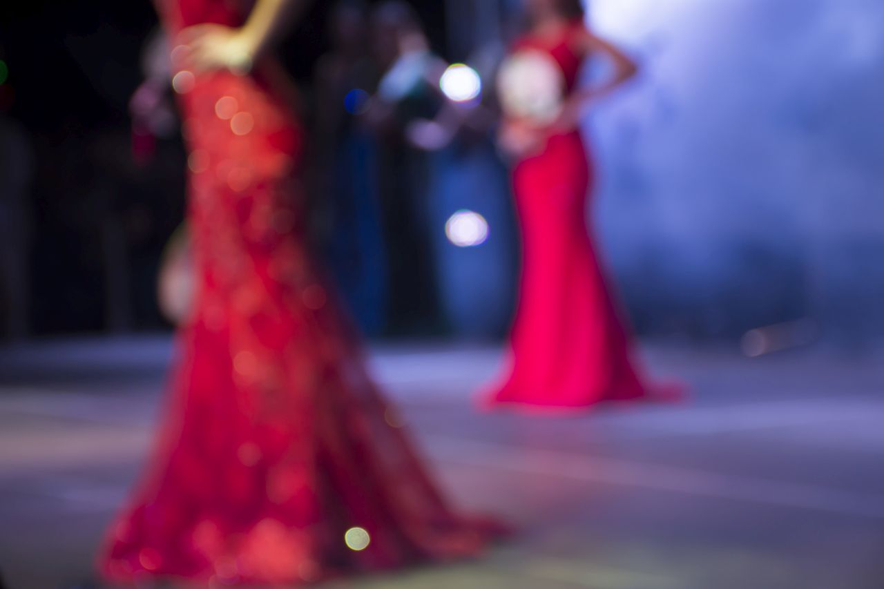 "Мис Украйна" падна на сцената по време на конкурса „Мис Земя 2025“ (ВИДЕО)