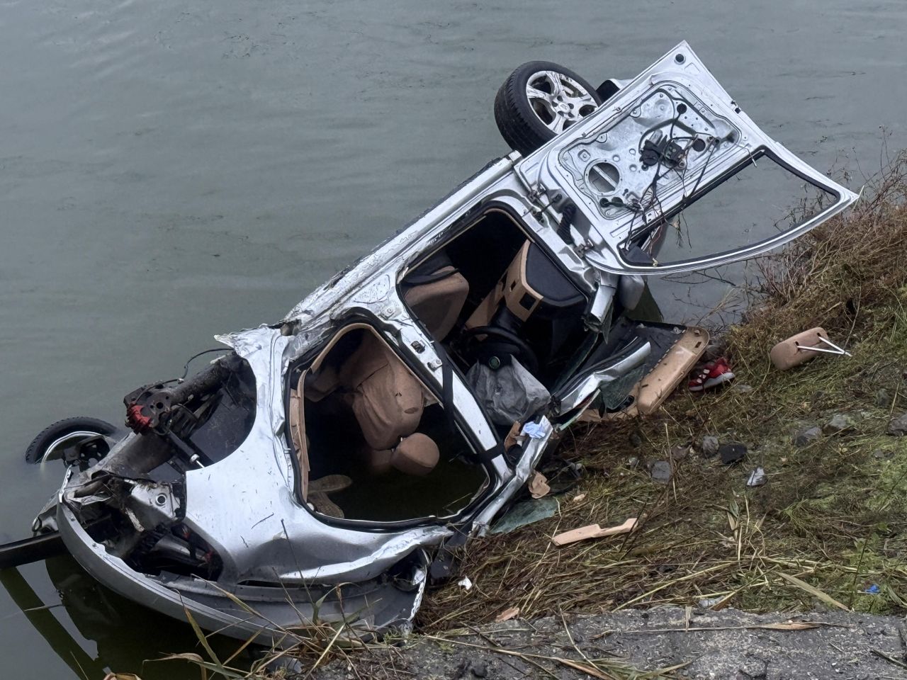 <p>Кола с мигранти падна в езерото Вая край Бургас, има жертви</p>