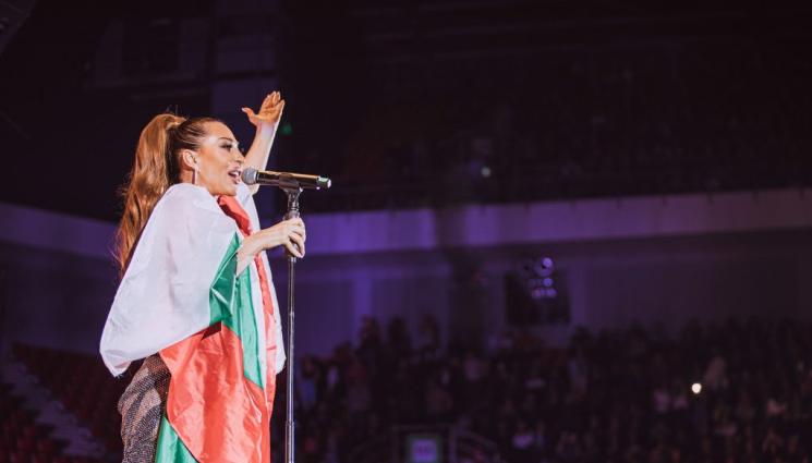 Цеца Величкович - Цеца Величкович: Новата учителка по история в Скопие!