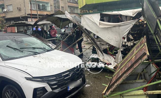 Автомобил се вряза в пазар в Казанлък (СНИМКИ)