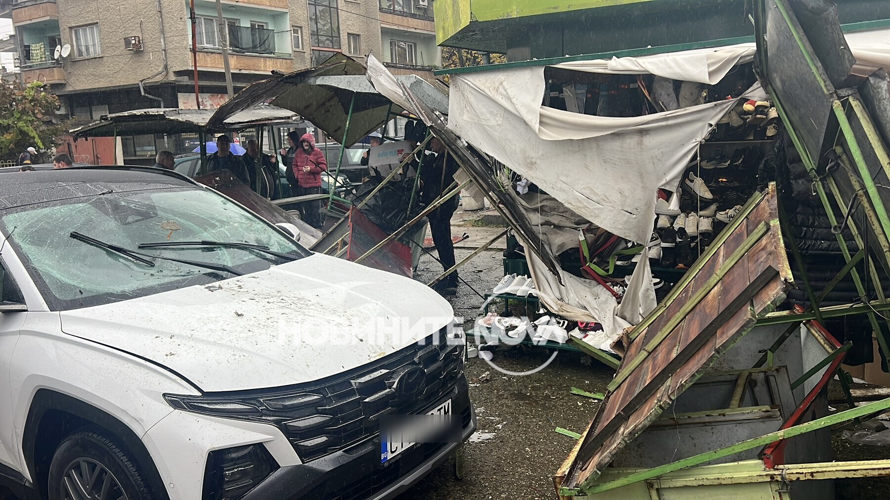 Автомобил се вряза в пазар в Казанлък (СНИМКИ)