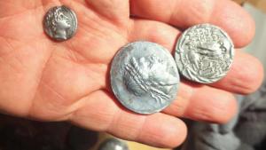 Иззеха монети и предмети с вид на културно исторически ценности