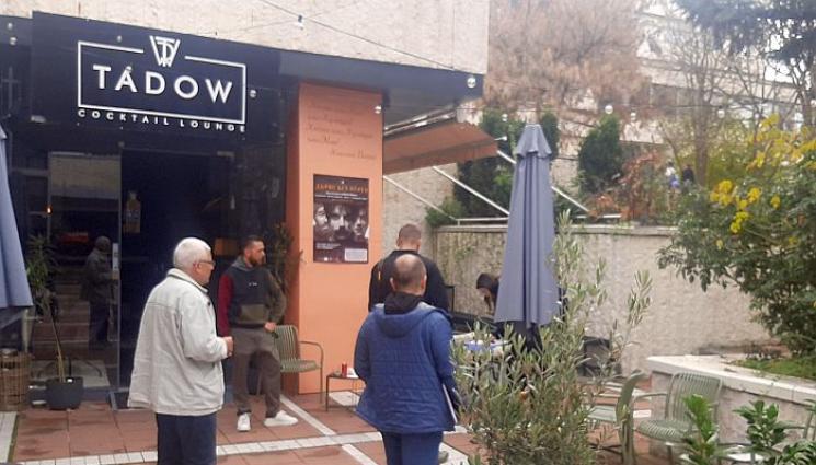 асдасд - Драма в центъра на Благоевград: Мъж наръга жена в барче!