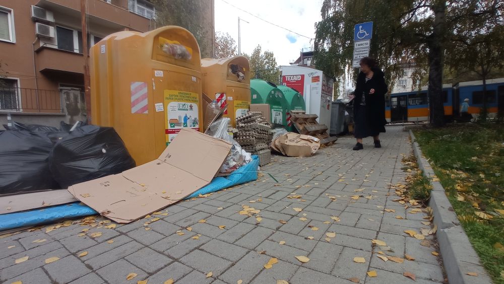 Цветните контейнери за разделно събиране на отпадъци в София преливат