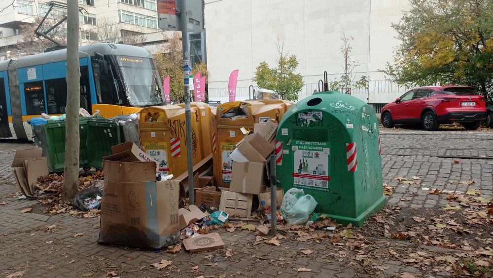 Цветните контейнери за разделно събиране на отпадъци в София преливат