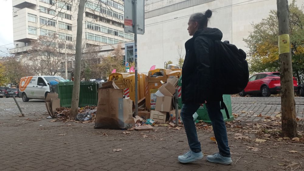 Цветните контейнери за разделно събиране на отпадъци в София преливат