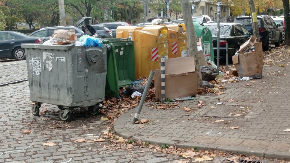 Цветните контейнери за разделно събиране на отпадъци в София преливат