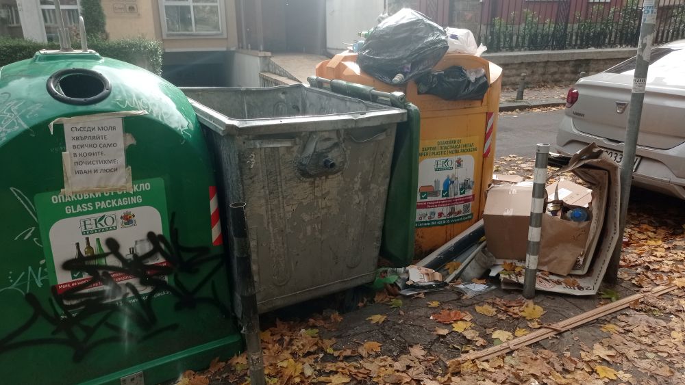 Цветните контейнери за разделно събиране на отпадъци в София преливат