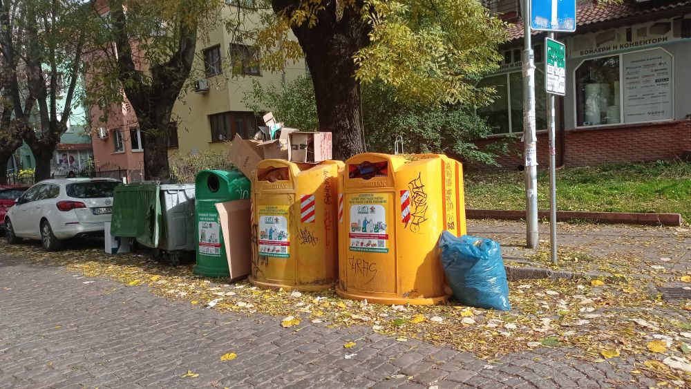 Цветните контейнери за разделно събиране на отпадъци в София преливат