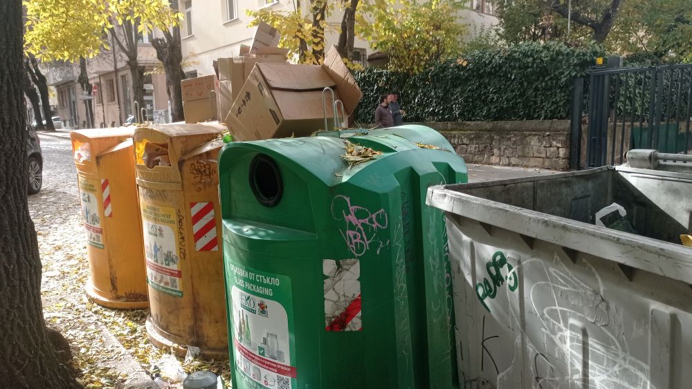 Цветните контейнери за разделно събиране на отпадъци в София преливат