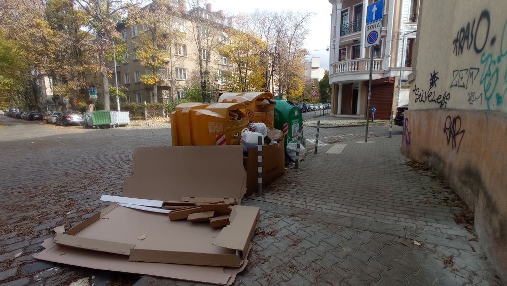 Цветните контейнери за разделно събиране на отпадъци в София преливат