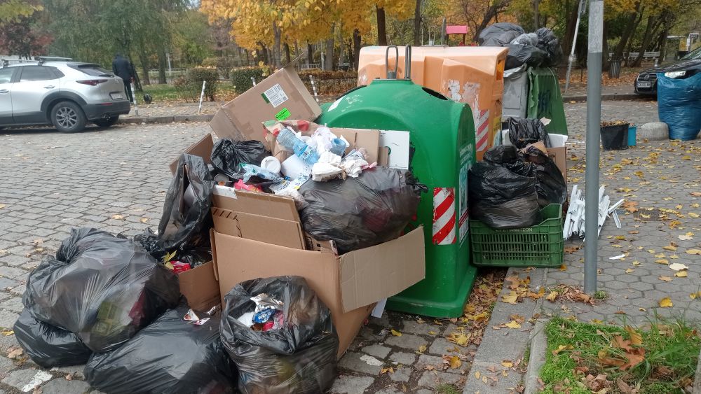 Цветните контейнери за разделно събиране на отпадъци в София преливат