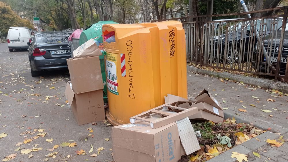 Цветните контейнери за разделно събиране на отпадъци в София преливат