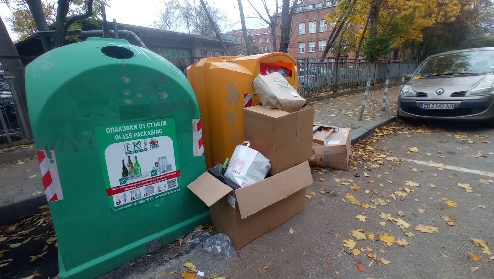 Цветните контейнери за разделно събиране на отпадъци в София преливат