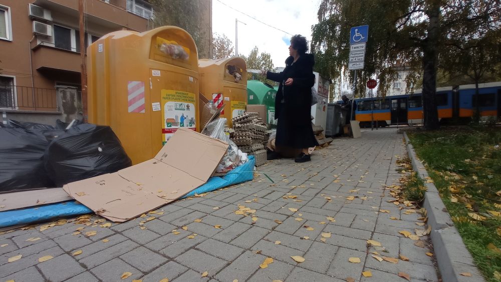 Цветните контейнери за разделно събиране на отпадъци в София преливат