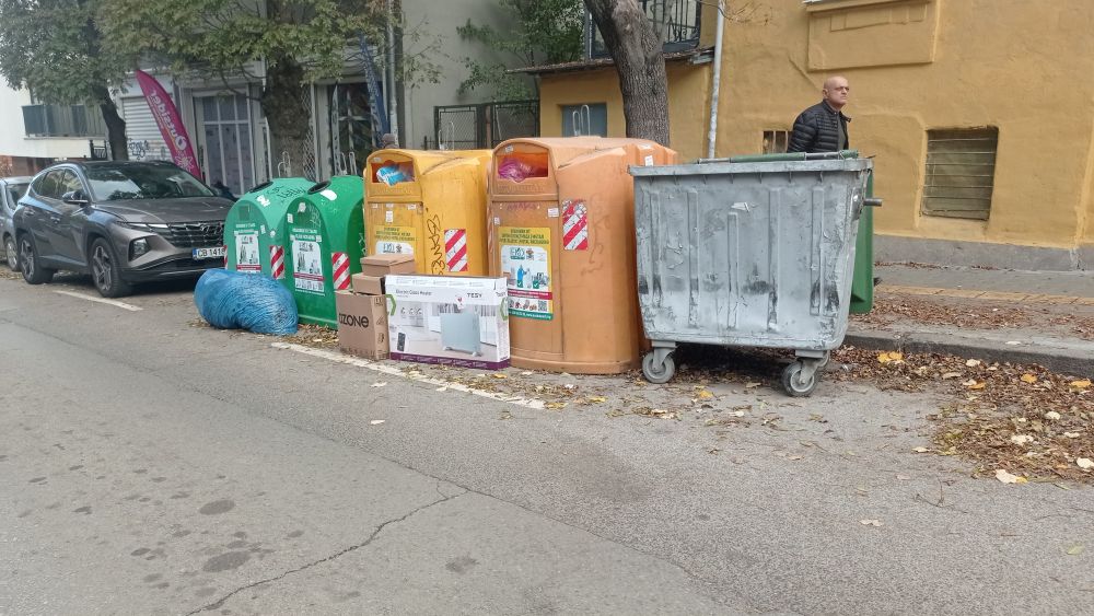 Цветните контейнери за разделно събиране на отпадъци в София преливат