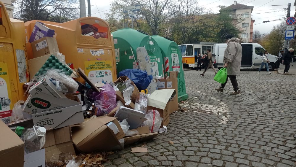 Цветните контейнери за разделно събиране на отпадъци в София преливат