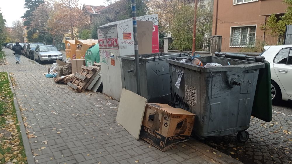 Цветните контейнери за разделно събиране на отпадъци в София преливат