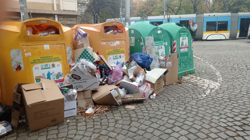 Цветните контейнери за разделно събиране на отпадъци в София преливат