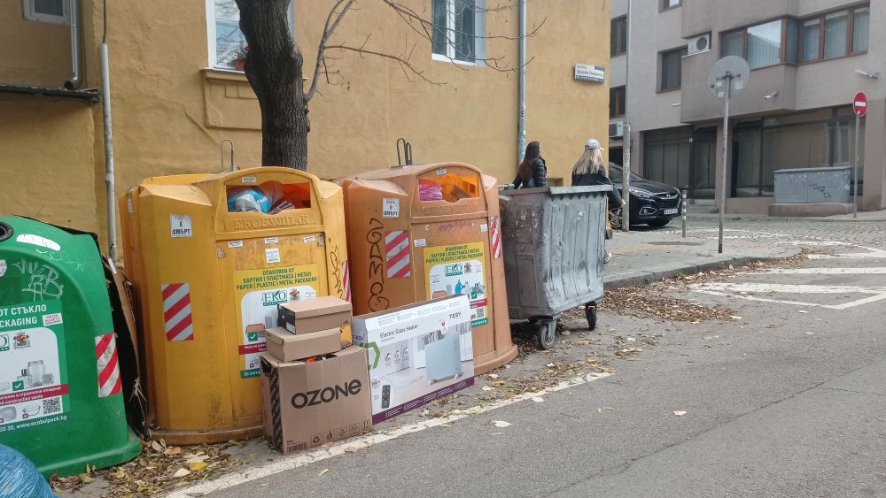 Цветните контейнери за разделно събиране на отпадъци в София преливат