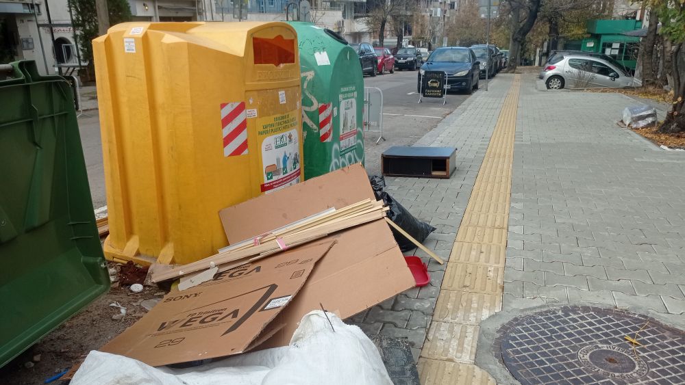 Цветните контейнери за разделно събиране на отпадъци в София преливат