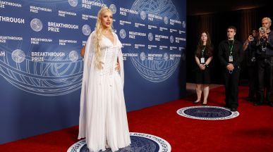 Christina Aguilera празнува Коледа в Париж с нов музикален филм