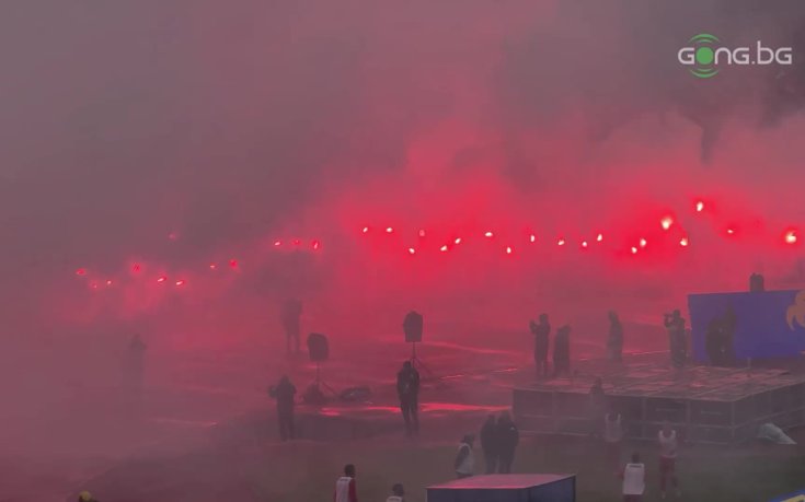 Факли и димки от феновете на ЦСКА по време на дербито