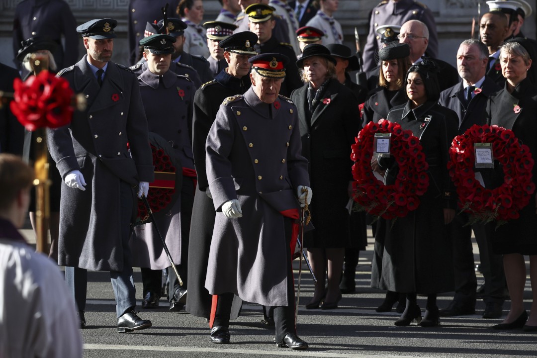 <p>Хиляди военослужещи, ветерани и редови граждани се събраха днес в столицата на Великобритания - Лондон, където британският крал Чарлз Трети оглави годишната Национална церемония в памет на загиналите във войните.</p>