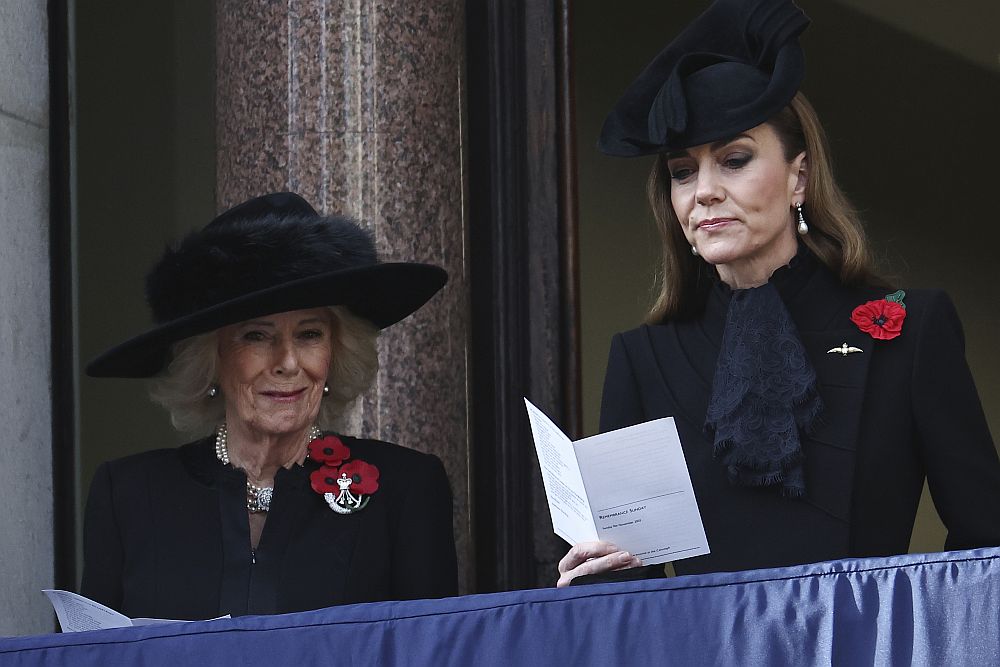 Лондон почете загиналите воини: Кралското семейство на Националната церемония