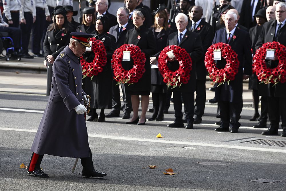 Лондон почете загиналите воини: Кралското семейство на Националната церемония