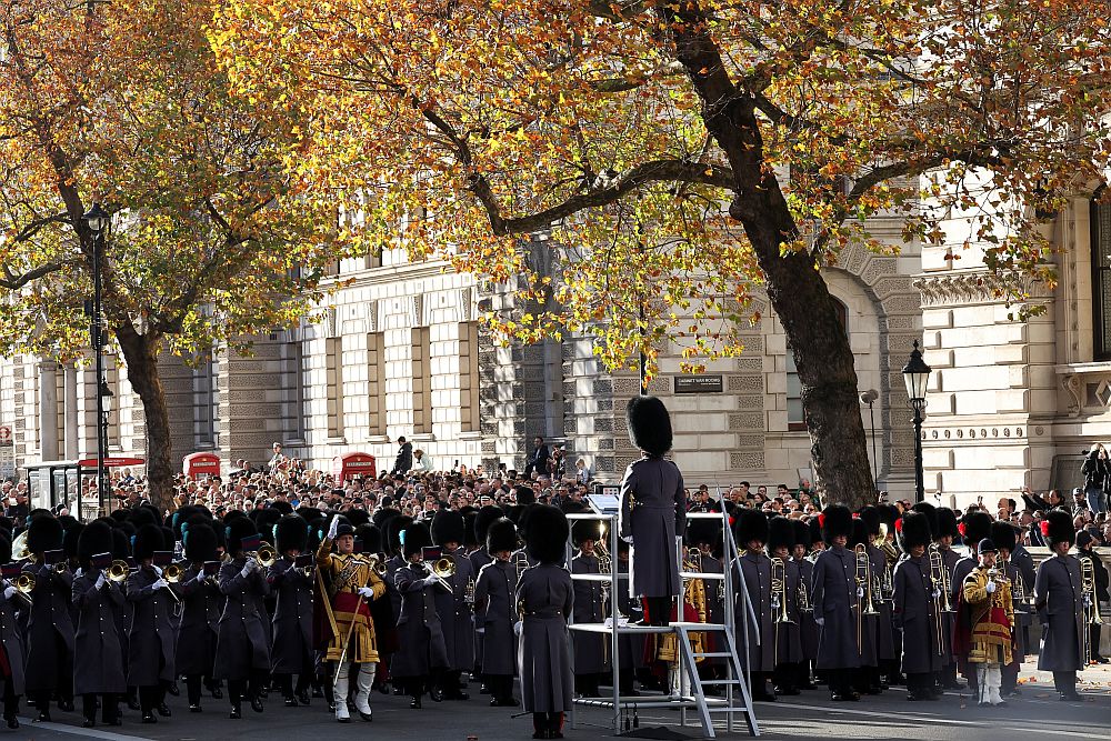 Лондон почете загиналите воини: Кралското семейство на Националната церемония