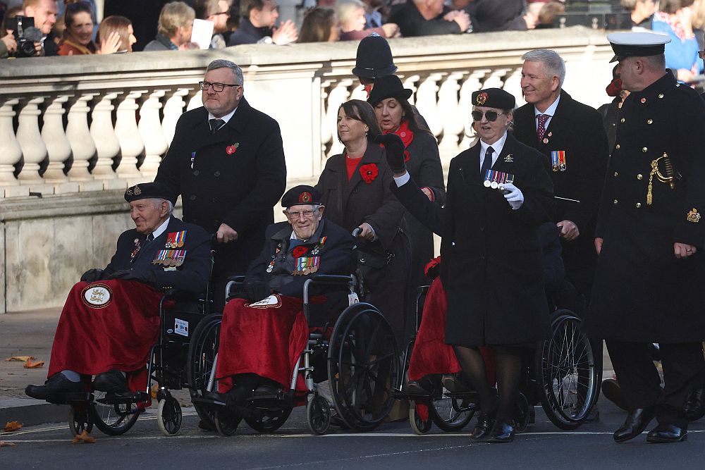 Лондон почете загиналите воини: Кралското семейство на Националната церемония