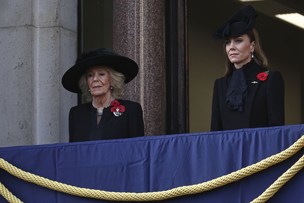 Лондон почете загиналите воини: Кралското семейство на Националната церемония