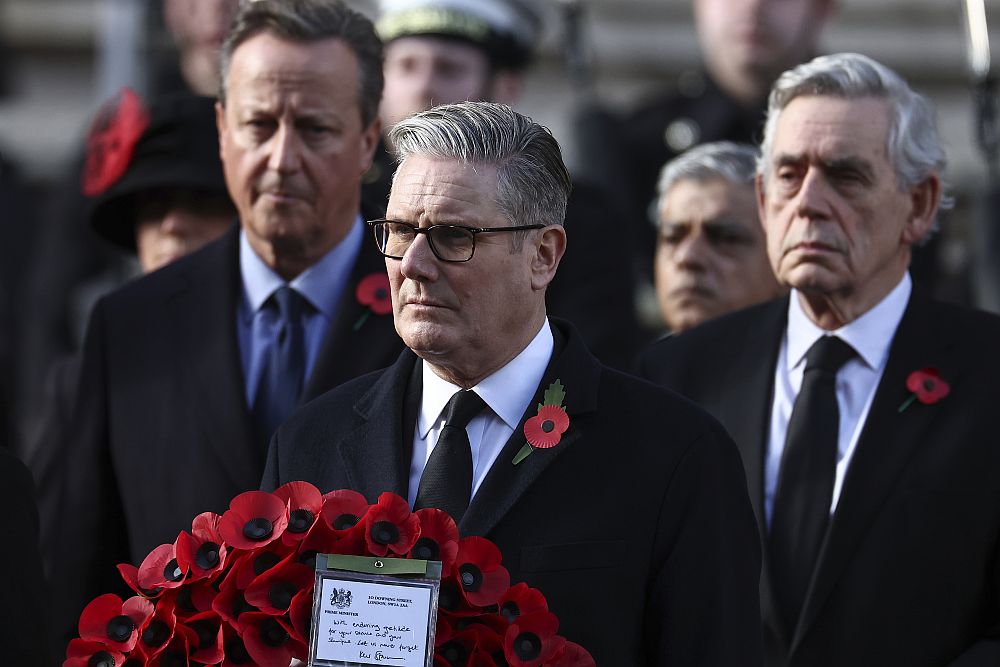 Лондон почете загиналите воини: Кралското семейство на Националната церемония