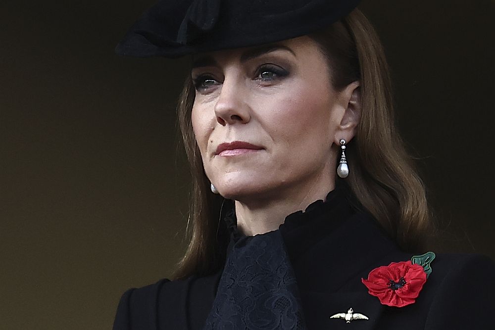 Лондон почете загиналите воини: Кралското семейство на Националната церемония