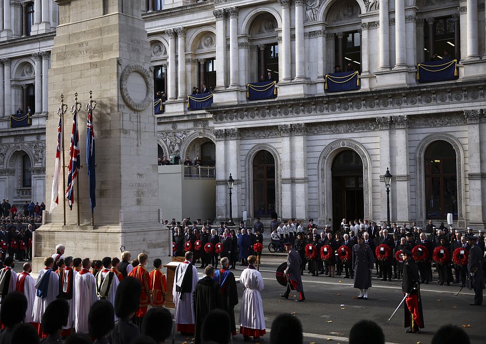 Лондон почете загиналите воини: Кралското семейство на Националната церемония