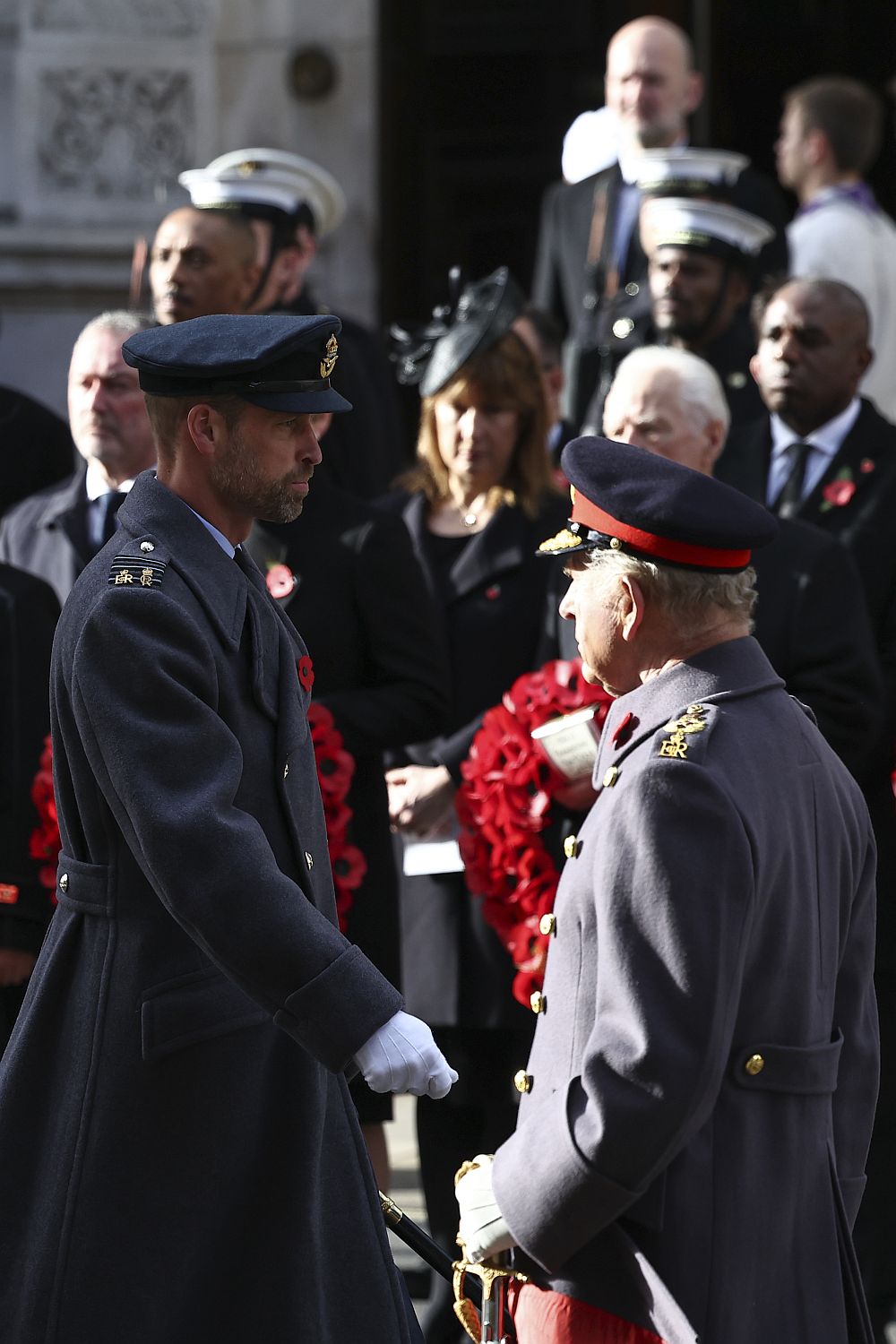 Лондон почете загиналите воини: Кралското семейство на Националната церемония