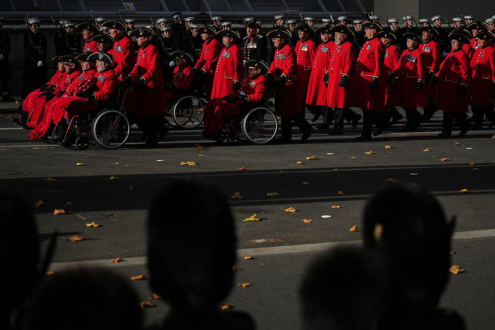 Лондон почете загиналите воини: Кралското семейство на Националната церемония