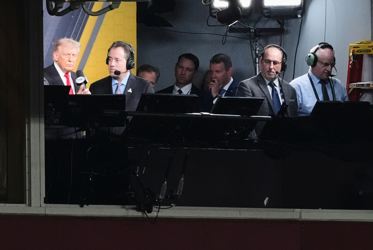 <p>Доналд Тръмп стана първият от близо половин век действащ президент на САЩ, посетил мач от редовния сезон на Националната футболна лига.</p>