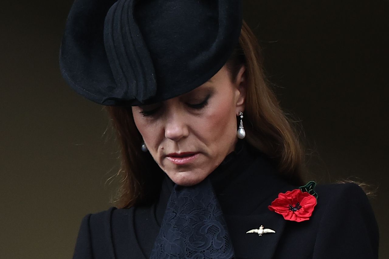 <p>С насълзени очи и пълно достойнство &mdash; трогателният момент на принцесата на Уелс на Кенотафа</p>