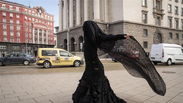 Забелязахте ли тайнственото момиче в черна сватбена рокля по улиците на София?