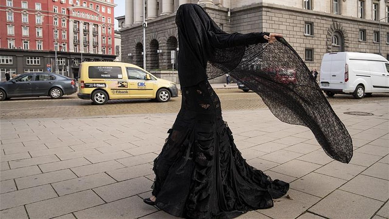 Забелязахте ли тайнственото момиче в черна сватбена рокля по улиците на София?