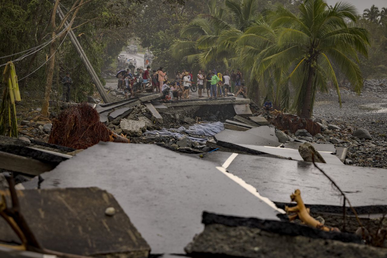 <p>Наводнени улици превърнаха цели квартали в езера, докато жителите се опитват да се върнат към домовете си, останали под вода след разрушителния тайфун &bdquo;Фунуон&ldquo;</p>