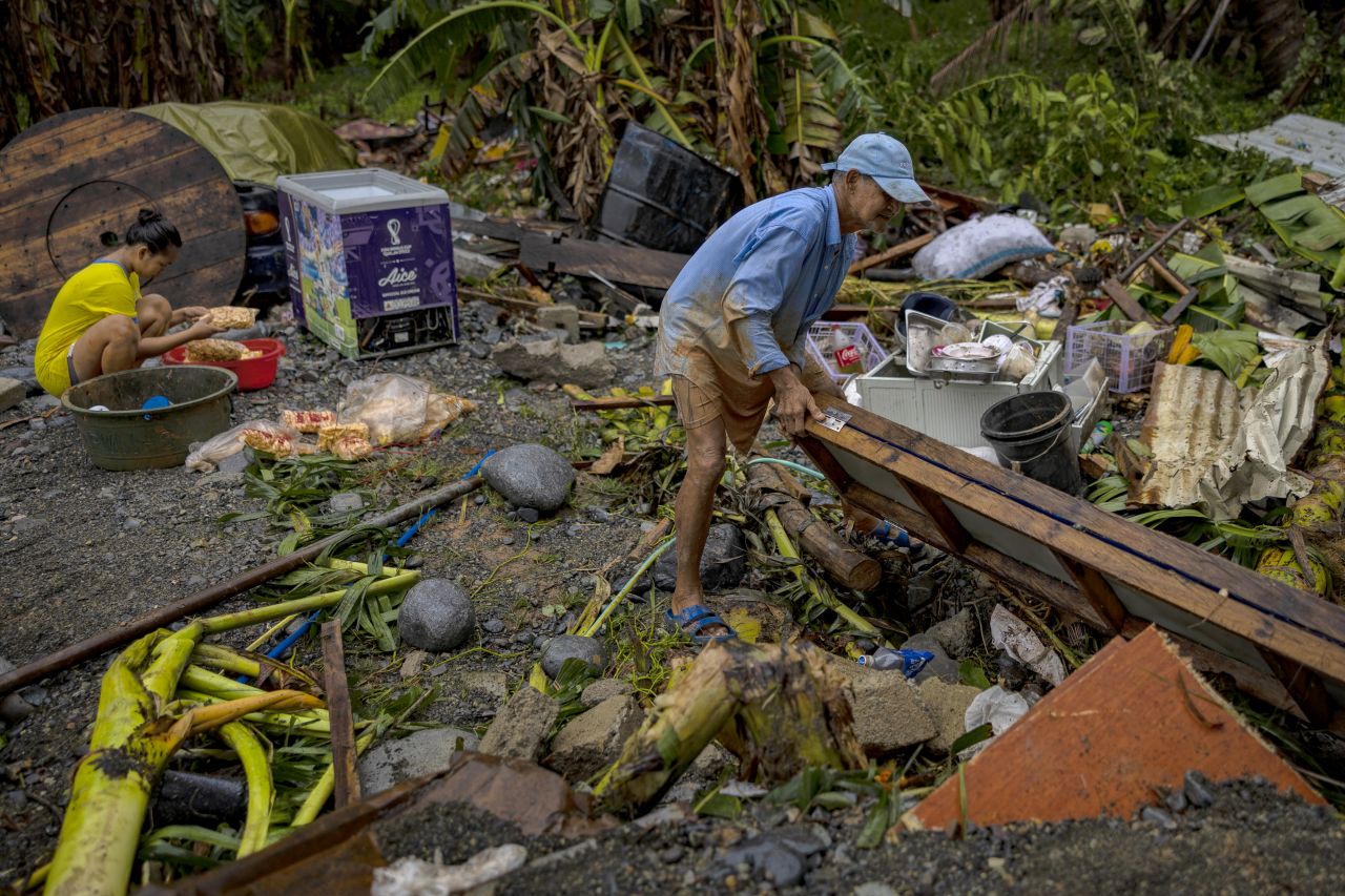 <p>Наводнени улици превърнаха цели квартали в езера, докато жителите се опитват да се върнат към домовете си, останали под вода след разрушителния тайфун &bdquo;Фунуон&ldquo;</p>