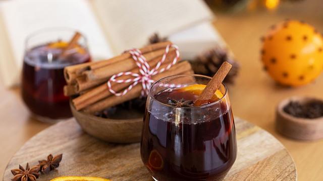 Топ рецепти за греяно вино: Ароматна наслада за студените дни