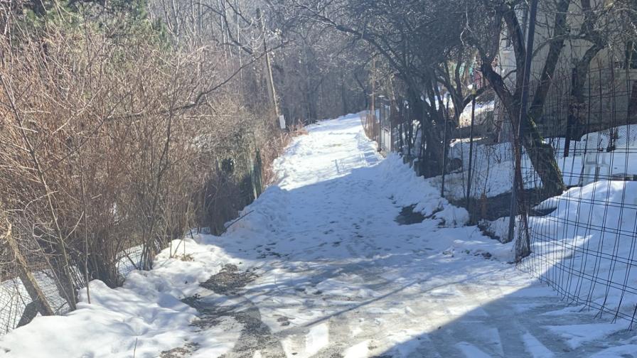 Зимата, пътят и колата на една жена