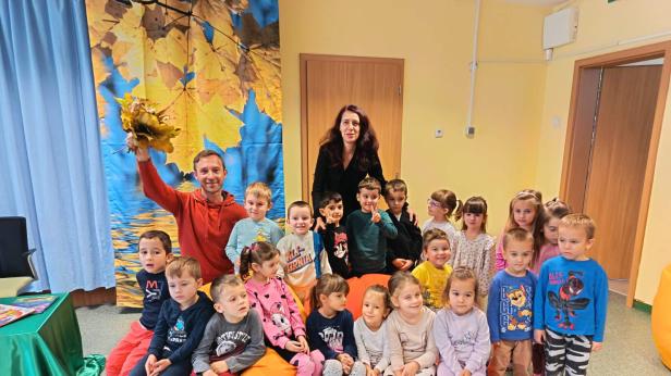 Ники Василковски чете приказки на деца от Плевен